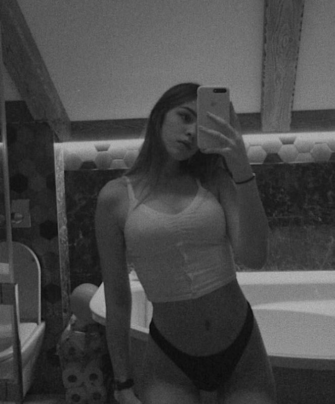 Случайная встреча в лифте превратила обычный день в порноисторию